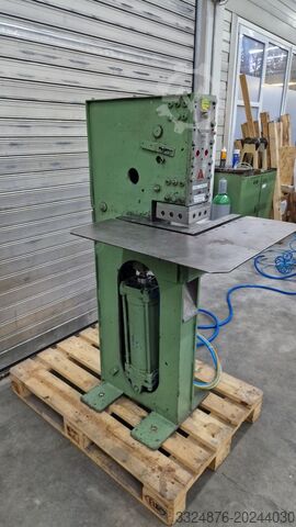 Ausklinkmaschine Ausklinkmaschine 
