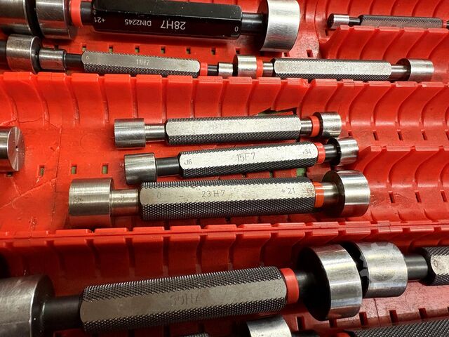 Meja kerja dengan isi GÖDDE nan