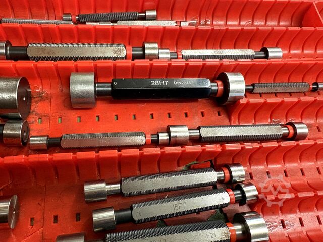 Meja kerja dengan isi GÖDDE nan