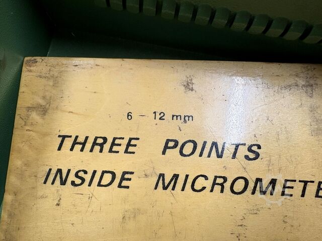 Meja kerja dengan isi GÖDDE nan