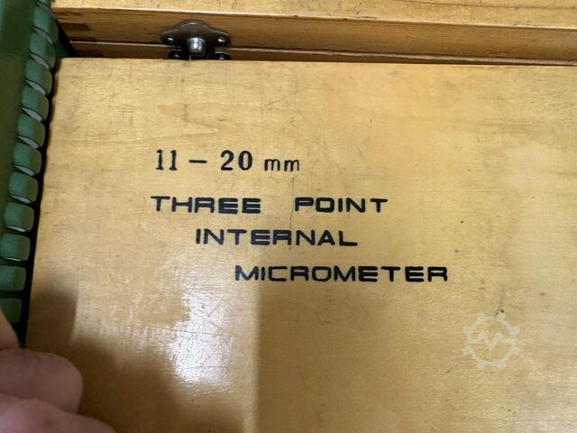 Meja kerja dengan isi GÖDDE nan