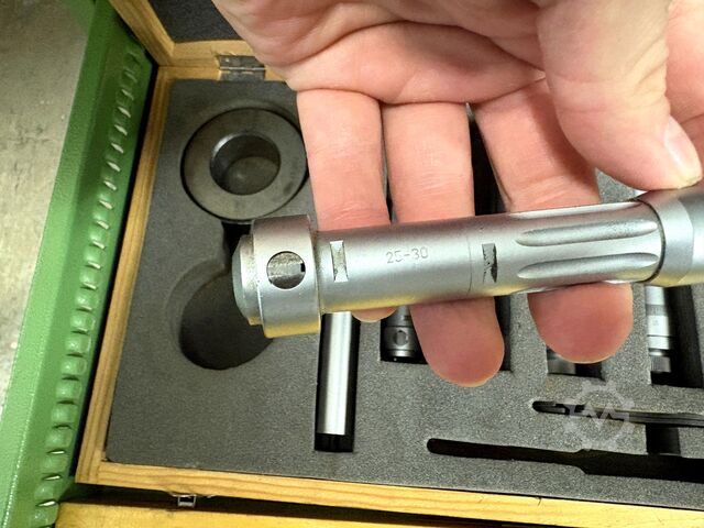 Meja kerja dengan isi GÖDDE nan