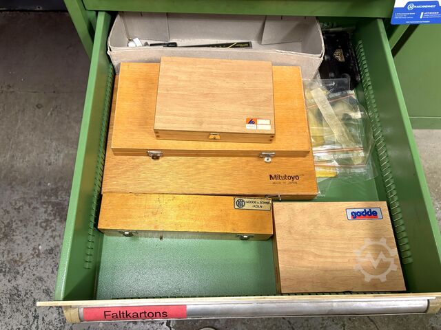 Meja kerja dengan isi GÖDDE nan