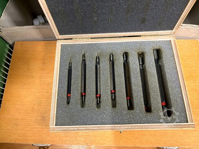 Meja kerja dengan isi GÖDDE nan