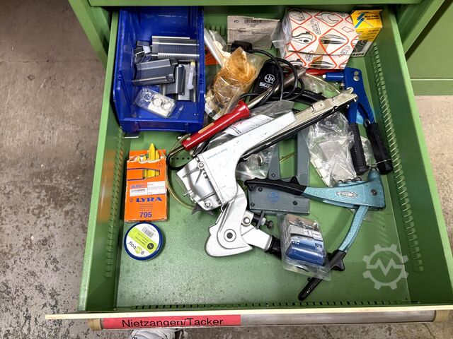 Meja kerja dengan isi GÖDDE nan