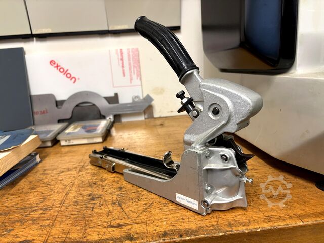 Meja kerja dengan isi GÖDDE nan