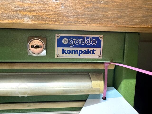 Meja kerja dengan isi GÖDDE nan