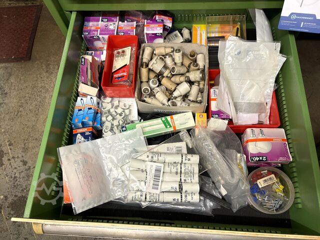 Meja kerja dengan isi GÖDDE nan