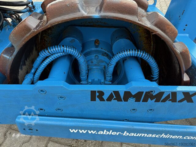 Pemadat drum tunggal RAMMAX RW1800 SPT Erdbauwalze mit Schild