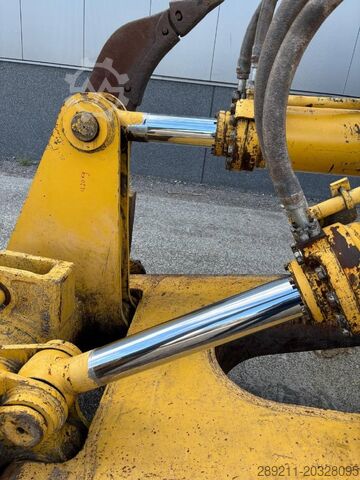 Máquina de nivelamento Komatsu D 155 AX-6 (c/w REMOTE CONTROL)