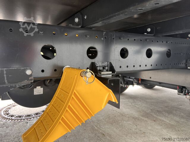 تریلر باز با چادر برزنتی Möslein TPS 105 D-L  Planenanhänger, Ladebordwand + Durchladbar neuwertig