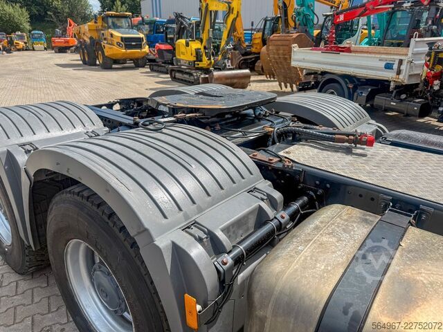 Standardowy ciągnik siodłowy MERCEDES-BENZ Actros 3351 MP3 V8 Kipphydr.