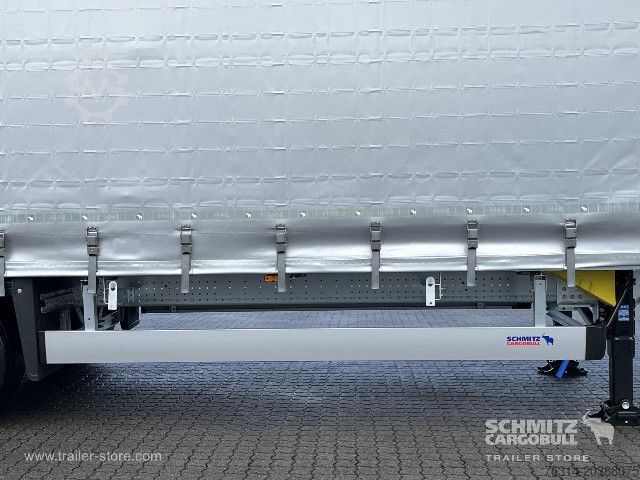 Auflieger mit Pritsche & Plane Schmitz Cargobull Curtainsider Mega Getränke