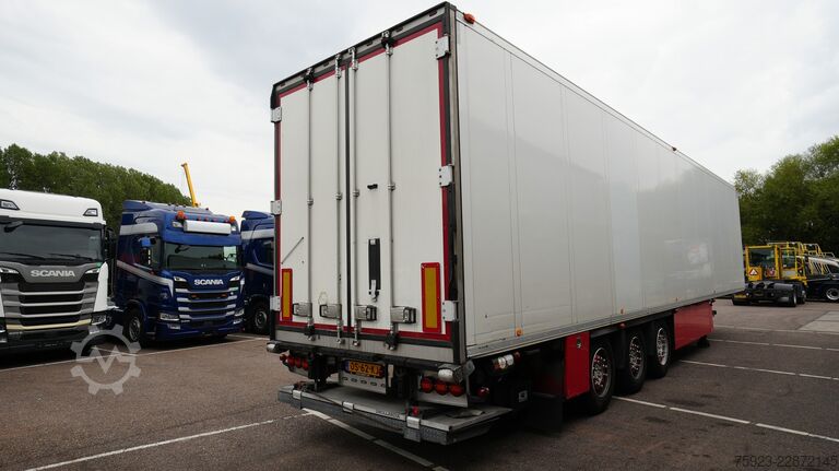  Schmitz Cargobull 3 AXLE FRIGO TRAILER WITH CARRIER VECTOR 1950