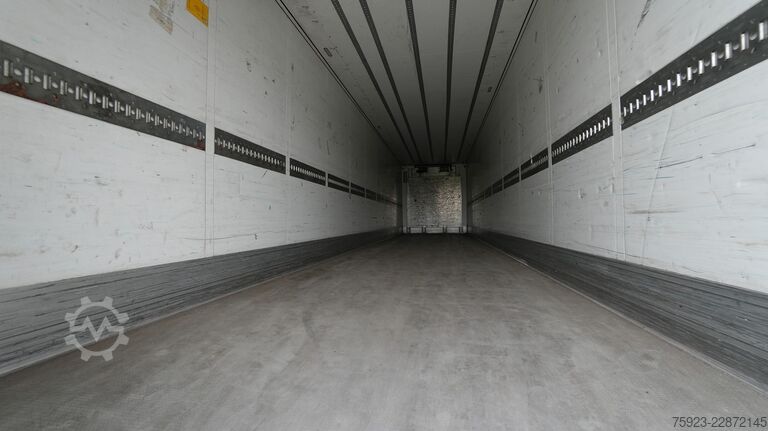  Schmitz Cargobull 3 AXLE FRIGO TRAILER WITH CARRIER VECTOR 1950
