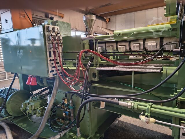 Stroj za brizganje DEMAG D325 – 1590 NC III