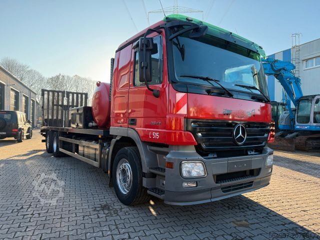 Camión de plataforma MERCEDES-BENZ 2541 Actros Baumaschinentransporter Hydr. Rampe