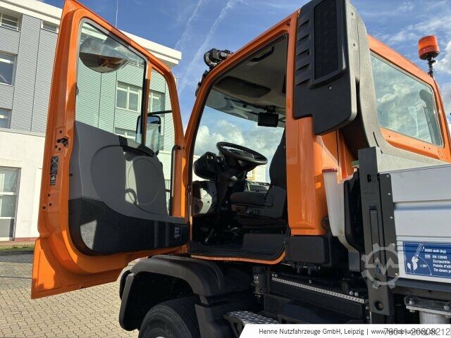 कृषि मशीन Mercedes-Benz Unimog U 423 4X4 3000