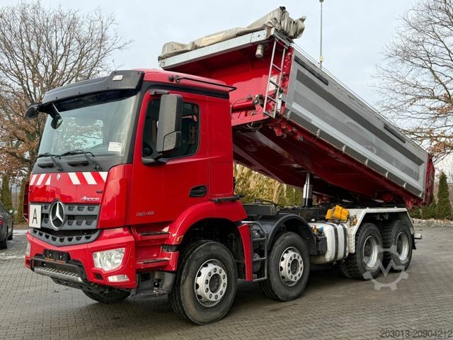 Trīspusējs kravas pašizgāzējs MERCEDES-BENZ Arocs 3243 8x4 Kipper Schwarzmuller Bordmatik