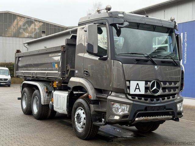 Pašizgāzējs kravas automašīna MERCEDES-BENZ Arocs 2646 6x4 Kipper MEILLER Bordmatik