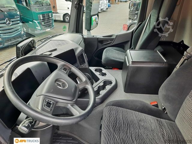 Box truck MERCEDES-BENZ 1827 L ACTROS Koffer 7,35 m mit Tür + LBW 2t
