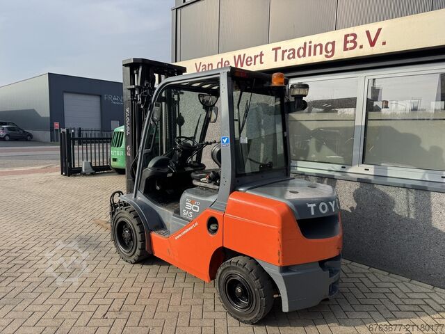 Toyota 02-8FDF30 Triplo 500 Elevação Livre / Deslocamento Lateral / Espalhador de Garfos Diesel 2011 TOYOTA 02-8FDF30 Triplo 500 Freelift / Sideshift / Vorkenspreider  Diesel 2011