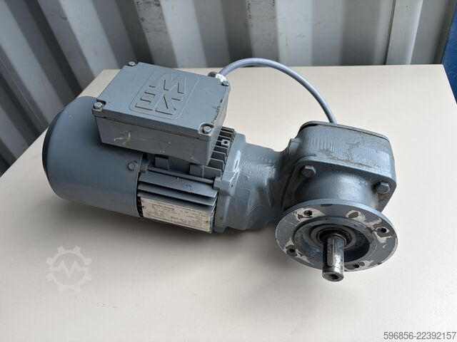SEW-EURODRIVE SF31DT71D-4BM 0,37 kW 42 obr./min 60 Nm Hamulec 220 V AC SEW-EURODRIVE SF31DT71D-4BM 0,37 kW 42 obr./min 60 Nm Hamulec 220 V AC SEW-EURODRIVE SF31DT71D-4BM 0,37 kW 42 obr./min 60 Nm Hamulec 220 V AC