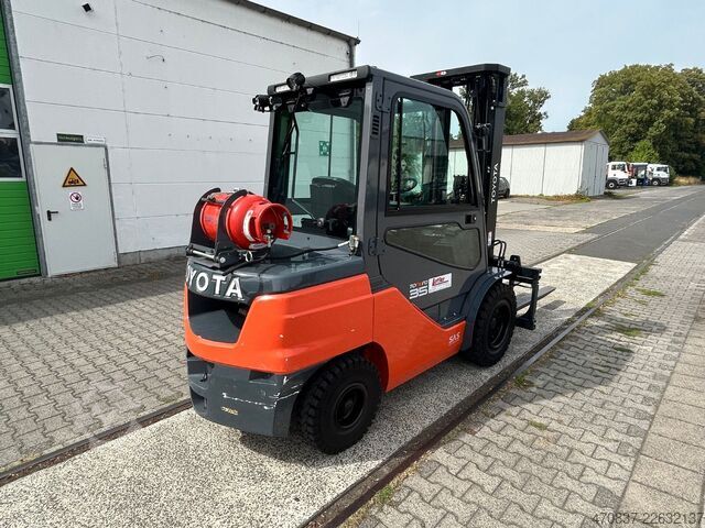 Carretilla elevadora frontal TOYOTA 02-8FGJF35 / 3.500 kg / Triplex