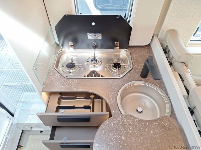セミインテグレーテッドキャンピングカー BÜRSTNER B66 TD 690 *Hubbett*Lithium*TV/SAT