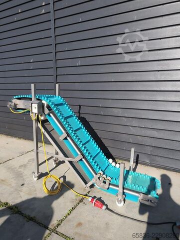 Stainless steel incline conveyor with wave-shaped side skirts STC 