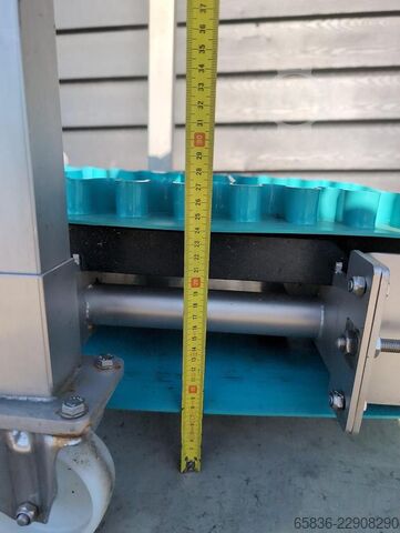 Stainless steel incline conveyor with wave-shaped side skirts STC 