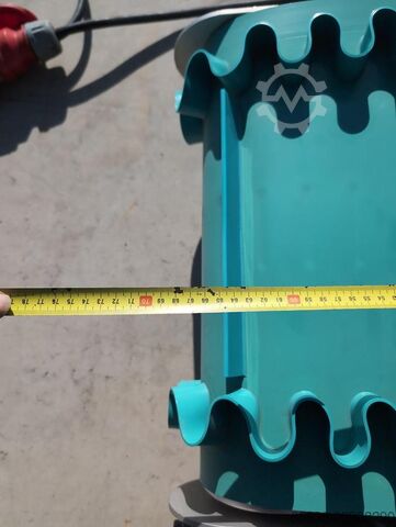 Stainless steel incline conveyor with wave-shaped side skirts STC 