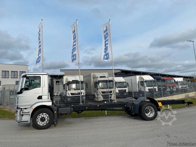 Grua montada em camião MAN TGM 18.250 4x2 LL/FG/RS 5.775 mm/NL 12,2 to/Neu