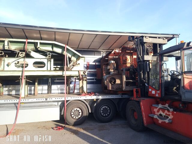 Podawanie drewna okrągłego z piłą przesuwną i skrzynią na odpady. Springer Springer