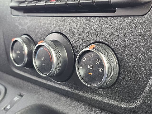 Kofer RENAULT MASTER 2.3 Bakwagen Laadklep!