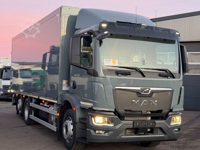 Camión caja MAN TGM 26.320 L / LBW / LENKACHSE / 18 PAL