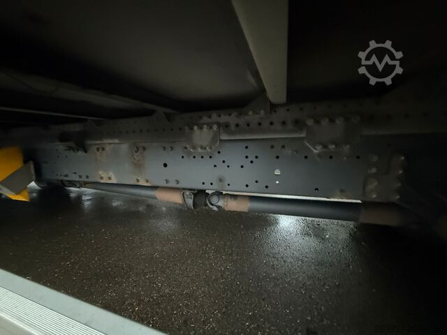 вантажівка з платформою і тентом IVECO ML 140 E 25 P