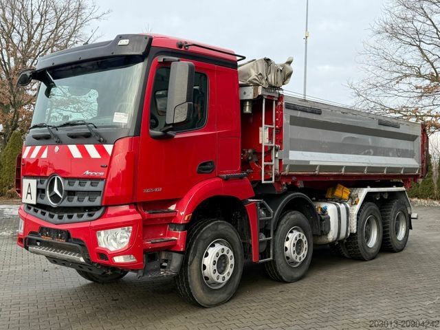 Pašizgāzējs kravas automašīna MERCEDES-BENZ Arocs 3243 8x4 Kipper Schwarzmuller Bordmatik
