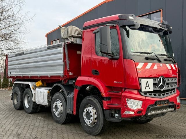 Pašizgāzējs kravas automašīna MERCEDES-BENZ Arocs 3243 8x4 Kipper Schwarzmuller Bordmatik