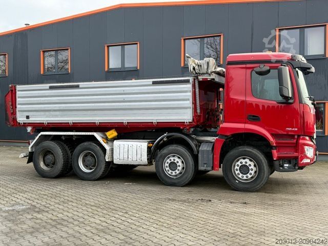 Pašizgāzējs kravas automašīna MERCEDES-BENZ Arocs 3243 8x4 Kipper Schwarzmuller Bordmatik