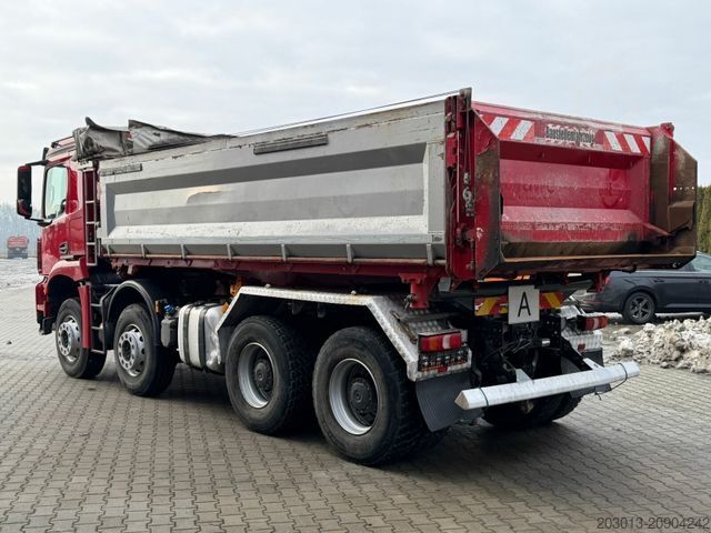 Pašizgāzējs kravas automašīna MERCEDES-BENZ Arocs 3243 8x4 Kipper Schwarzmuller Bordmatik