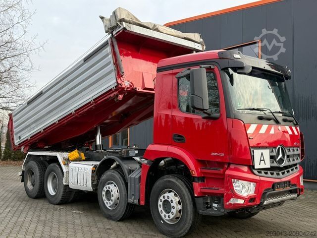 Pašizgāzējs kravas automašīna MERCEDES-BENZ Arocs 3243 8x4 Kipper Schwarzmuller Bordmatik