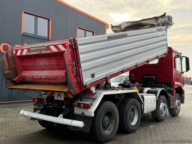 Pašizgāzējs kravas automašīna MERCEDES-BENZ Arocs 3243 8x4 Kipper Schwarzmuller Bordmatik