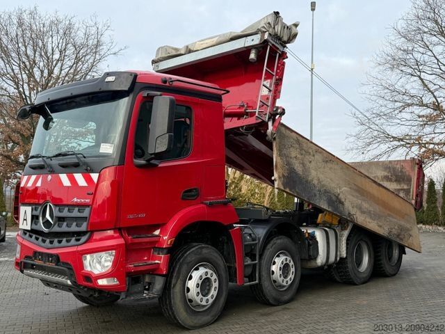 Pašizgāzējs kravas automašīna MERCEDES-BENZ Arocs 3243 8x4 Kipper Schwarzmuller Bordmatik