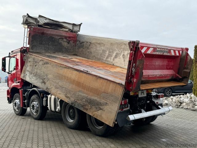 Pašizgāzējs kravas automašīna MERCEDES-BENZ Arocs 3243 8x4 Kipper Schwarzmuller Bordmatik