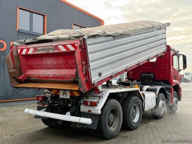 Pašizgāzējs kravas automašīna MERCEDES-BENZ Arocs 3243 8x4 Kipper Schwarzmuller Bordmatik