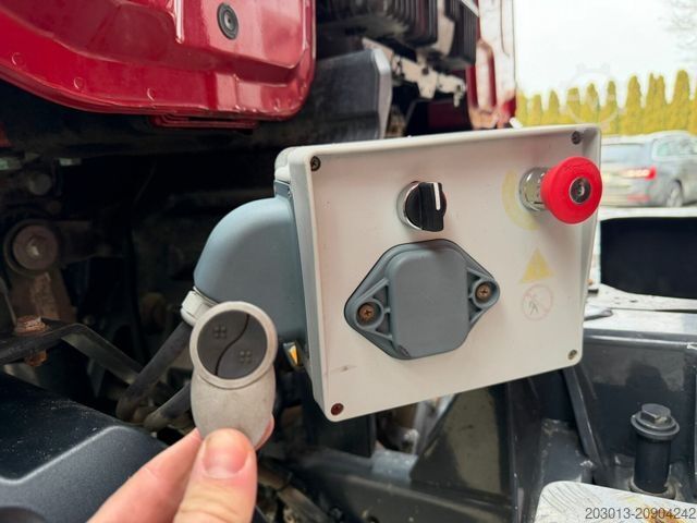 Pašizgāzējs kravas automašīna MERCEDES-BENZ Arocs 3243 8x4 Kipper Schwarzmuller Bordmatik
