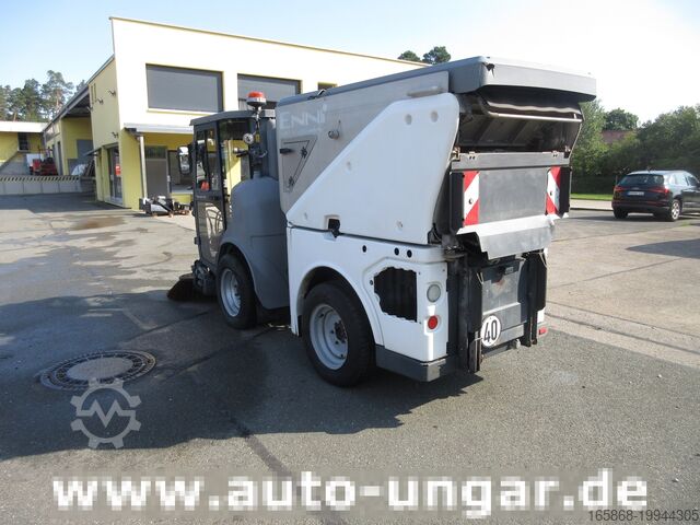 Zamiatarka Hako Citymaster CM 1600 4x4 Kärcher am Heck