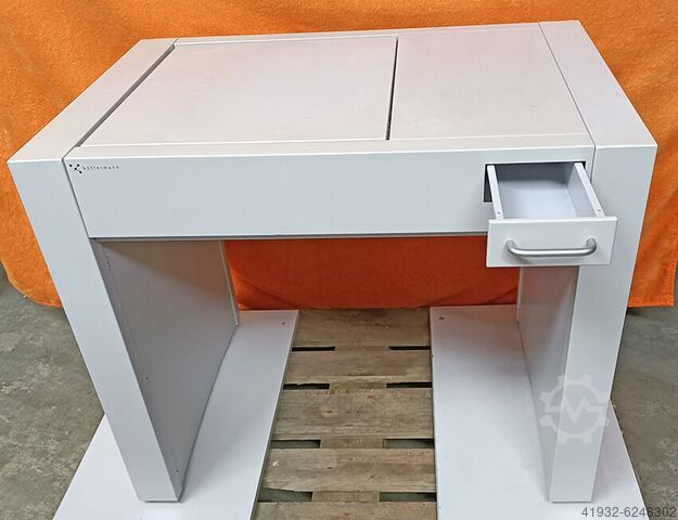 Laboratory weighing table 