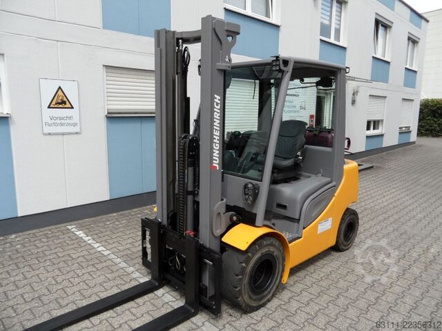 Chariot élévateur GPL Jungheinrich TFG 430s - Freihub - wenig Stunden